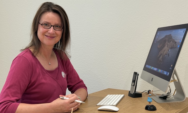 Dr. Ellen Mohr am Schreibtisch